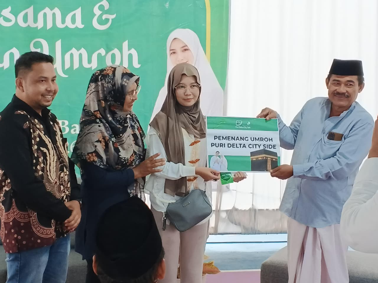 penyerahan hadiah umroh