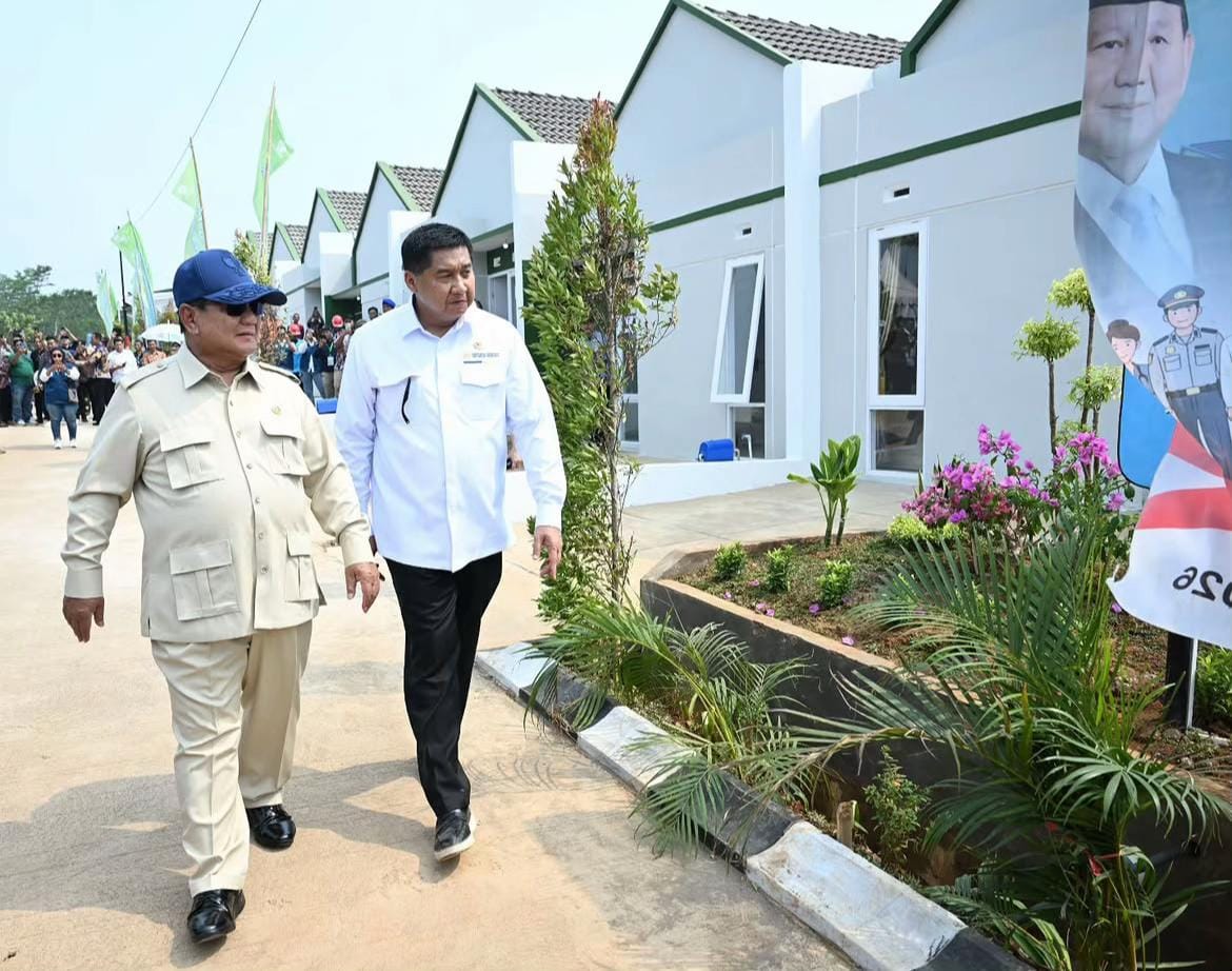 Presiden Prabowo bersama Menteri PKP meninjau bangunan rumah subsidi Puri Delta CIty Side Batang